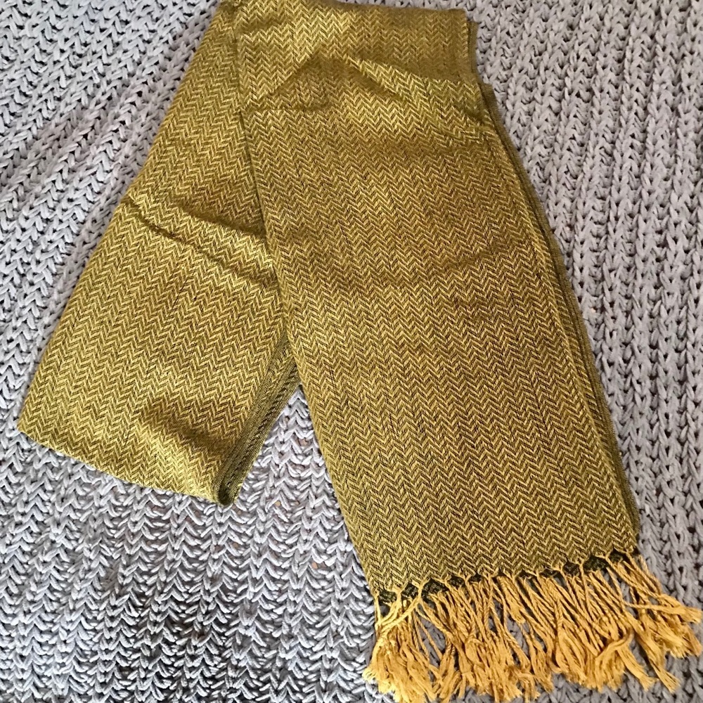 Men’s Fashion Scarf. Reversible zigzag pattern.